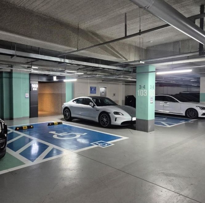 [뉴시스] 충남 천안시의 한 아파트 지하주차장에서 입구 통로를 가로막고 주차한 차량 사진이 제보를 통해 공개됐다. (사진 = 보배드림 캡처) 2025.12.08. *재판매 및 DB 금지