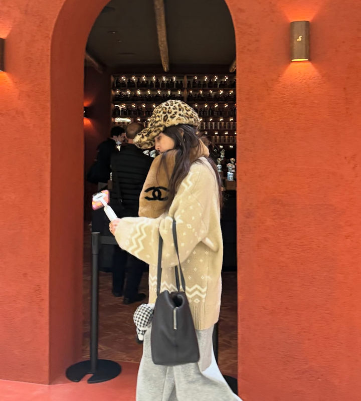 [서울=뉴시스] 배우 황신혜. (사진=황신혜 인스타그램 캡처) 2025.12.08. photo@newsis.com *재판매 및 DB 금지