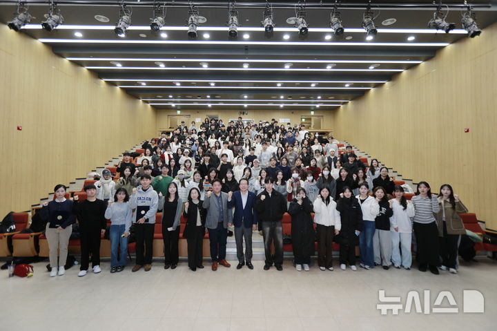 [성남=뉴시스] 가천대학교가 올해 하반기 해외파견프로그램 장학증서 수여식를 갖고 기념촬영 하고 있다. (사진=가천대 제공) 2025.12.08. photo@newsis.com