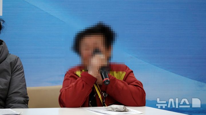 [제주=뉴시스] 오영재 기자 = 제주 사망 교사 유족과 박두용 교사유가족협의회장이 8일 오후 제주도의회 도민카페에서 기자회견을 하고 있다. 2025.12.08. oyj4343@newsis.com 