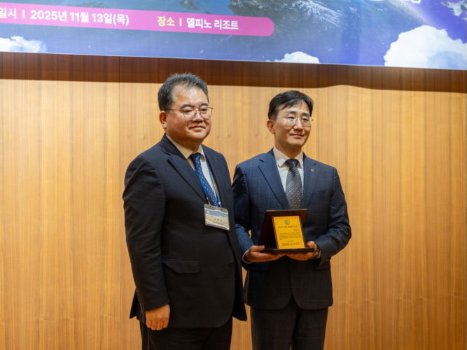[서울=뉴시스] (왼쪽부터) 유창경 한국항공우주학회장(인하대 항공우주공학과 교수)과 류근 교수가 시상식에서 기념사진을 촬영하고 있다. (사진=한양대 에리카 제공) 2025.12.08. photo@newsis.com *재판매 및 DB 금지