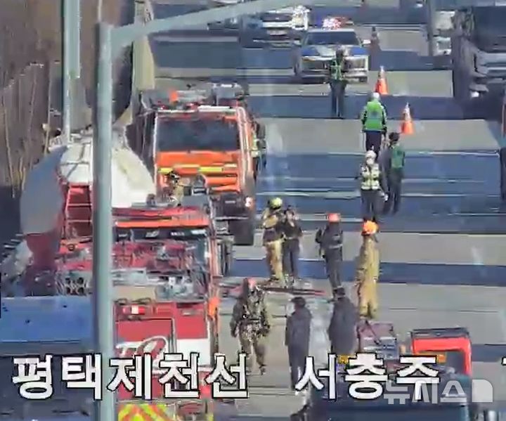 [충주=뉴시스] 차량 화재 현장 (사진= 한국도로공사 CCTV 캡쳐) 2025.12.08. photo@newsis.com *재판매 및 DB 금지