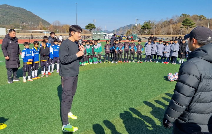 [순창=뉴시스] '2025 순창강천산배 전국 유소년 축구대회' 기간 중 '이동국 축구교실'이 열리고 있다. *재판매 및 DB 금지