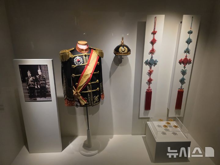 [서울=뉴시스]오동현 기자 = 8일 서울 중구 덕수궁 돈덕전에서 '쿠키런: 사라진 국가유산을 찾아서' 특별전에서 언론에 공개된 국가무형유산 보유자 김혜순의 작품 매듭장(사진 오른쪽). 2025.12.08. odong85@newsis.com