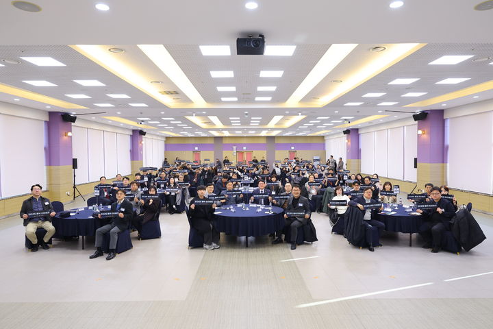 [서울=뉴시스] '제2회 동국 인터비즈' 행세에서 참가자들이 단체 사진을 촬영하고 있다. (사진=동국대 제공) 2025.12.08. photo@newsis.com *재판매 및 DB 금지