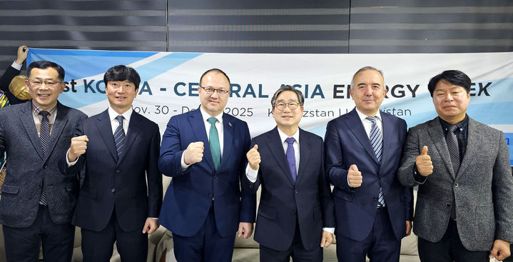 강상구 나주부시장(오른쪽 세 번째)은 5일 타슈켄트 리치파크호텔에서 우즈베키스탄 경제위원회 주요 인사들과 만나 에너지와 도시개발 분야 협력 방안을 본격 논의했다. (사진=나주시 제공) photo@newsis.com *재판매 및 DB 금지