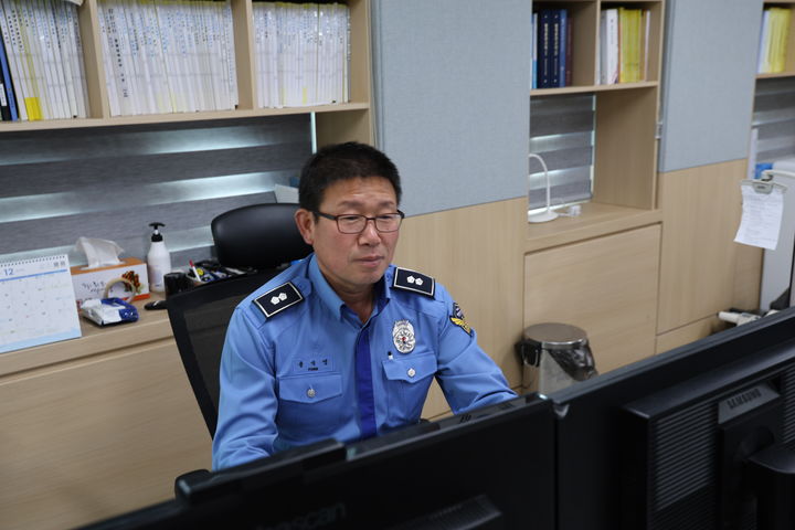 [속초=뉴시스] 근무중인 용석영 경감 모습.(사진=속초해경 제공)photo@newsis.com *재판매 및 DB 금지