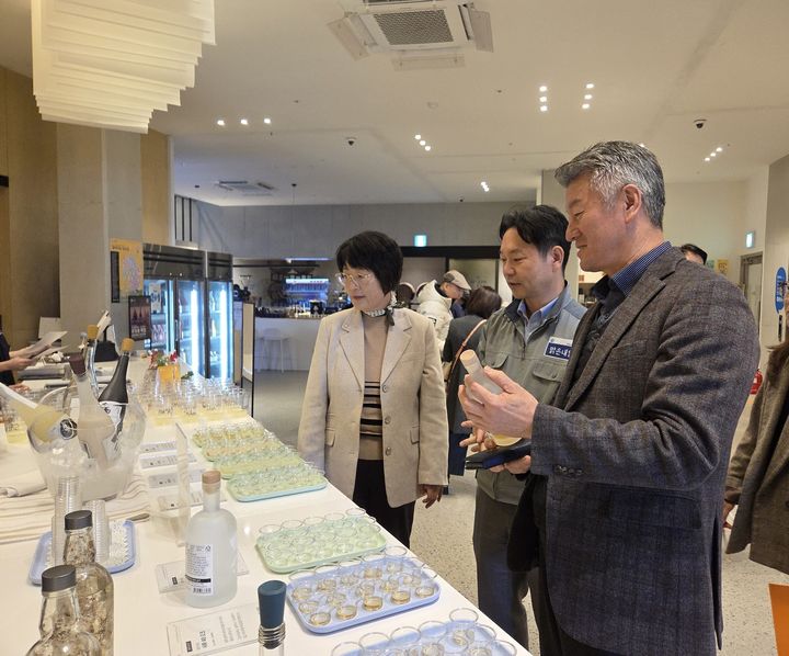 [창원=뉴시스] 강경국 기자 = 제1회 맑은내일 우리술문화 축제 무료 시음행사. (사진=창원시청 제공). 2025.12.08. photo@newsis.com *재판매 및 DB 금지