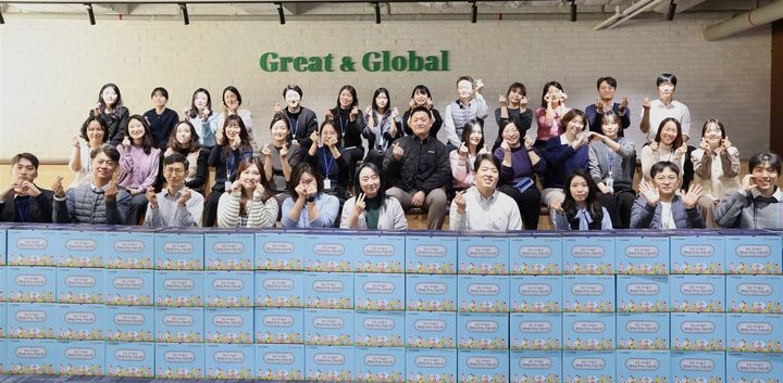 [서울=뉴시스] 유한양행 임직원들이 팝업북 나눔상자 제작 후 기념촬영을 하고 있다. (사진=유한양행 제공) 2025.12.08. photo@newsuis.com *재판매 및 DB 금지