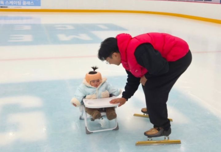 [서울=뉴시스] 스피드스케이팅 선수 출신 이규혁이 딸 해이와 함께한 첫 빙상 나들이를 공개했다. (사진=이규혁 인스타그램 캡처) 2025.12.08. photo@newsis.com  *재판매 및 DB 금지
