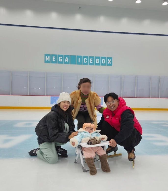 [서울=뉴시스] 스피드스케이팅 선수 출신 이규혁이 딸 해이와 함께한 첫 빙상 나들이를 공개했다. (사진=이규혁 인스타그램 캡처) 2025.12.08. photo@newsis.com  *재판매 및 DB 금지