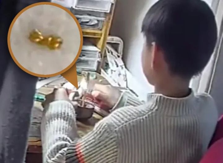 [뉴시스]중국의 한 소년이 엄마의 금목걸이를 잘라 친구들에게 선물했다는 사연이 전해졌다. (사진 = SCMP 캡처) *재판매 및 DB 금지