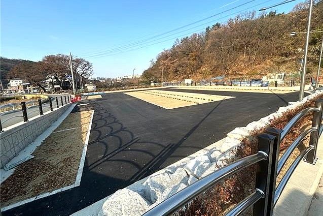 [대구=뉴시스] 대구 달서구는 8일 월광수변공원 인근 도원동 999-2번지 일원에 월광 4주차장 조성을 완료하고 정식 개장했다. (사진=대구 달서구 제공) 2025.12.08. photo@newsis.com  *재판매 및 DB 금지