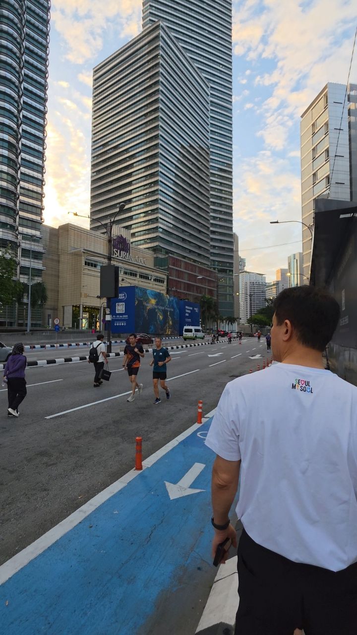 [쿠알라룸푸르 =뉴시스]오세훈 서울시장이 7일(일) 오전 쿠알라룸푸르 '카프리 모닝(KL Car-Free Morning)'이 진행되고 있는 거리를 둘러보고 있다. 2025.12.09. (사진=서울시 제공) *재판매 및 DB 금지