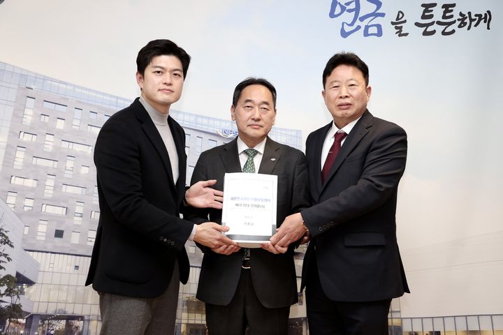 [가평=뉴시스] 서태원 경기 가평군수와 국민의힘 김용태 의원이 8일 김태현 국민연금공단 이사장에게 가평상담센터 폐쇄 철회를 요청하는 건의문을 전달하고 있다. (사진=가평군 제공) 2025.12.08. photo@newsis.com   *재판매 및 DB 금지