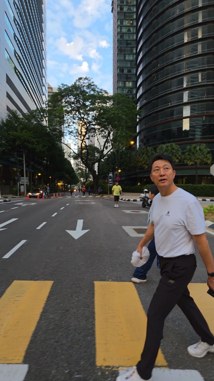 [쿠알라룸푸르 =뉴시스]오세훈 서울시장이 7일(일) 오전 쿠알라룸푸르 '카프리 모닝(KL Car-Free Morning)'이 진행되고 있는 거리를 둘러보고 있다. 2025.12.09. (사진=서울시 제공) *재판매 및 DB 금지