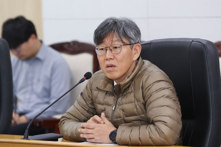 [서울=뉴시스] 김이탁 국토교통부 제1차관은 8일 오후 제1차 주택시장 및 공급대책 점검회의를 열고 이재명 정부 주거 분야 국정과제와 9·7 주택 공급 확대방안 후속 조치를 점검했다. (사진=국토부 제공) 2025.12.08. photo@newsis.com *재판매 및 DB 금지