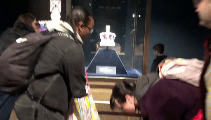 [뉴시스] 지난 6일(현지시각) 시민 단체 '권력을 되찾자(Take Back Power)' 회원들이 런던탑에 전시된 '제국 왕관' 진열장에 음식물 투척 시위를 벌이고 있다. (사진= 'Take Back Power' X 갈무리) *재판매 및 DB 금지