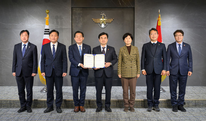 [수원=뉴시스] 이재준 경기 수원시장과 수원지역 국회의원 5명이 8일 안규백 국방부장관에게 '수원 군공항 이전의 국가전략 사업화를 위한 공동 건의문'을 전달한 뒤 기념촬영을 하고 있다. (사진=수원시 제공) 2025.12.08. photo@newsis.com *재판매 및 DB 금지