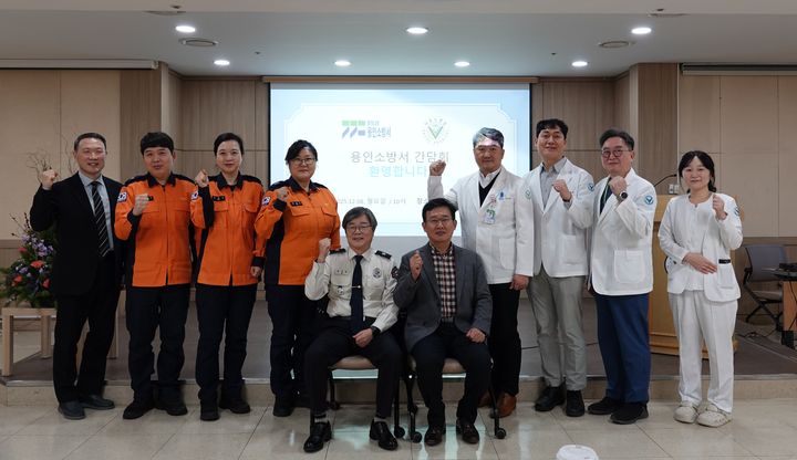 [용인=뉴시스]용인소방서와 다보스병원이 8일 중증환자 의 신속한 이송을 위한 간담회를 가졌다. (사진=용인소방서 제공)2025.12.08.photo@newsis.com *재판매 및 DB 금지