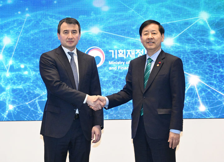 [세종=뉴시스] 기획재정부는 8일 서울 용산구 드래곤시티 호텔에서 '제6차 한-우즈베키스탄 경제부총리 회의'를 개최했다고 밝혔다. 사진은 구윤철 경제부총리 겸 기획재정부 장관(오른쪽)과 잠시드 압두하키모비치 호자예프 우즈베키스탄 부총리가 이날 행사에서 악수를 하고 있는 모습. (사진=기재부 제공) 2025.12.08. photo@newsis.com *재판매 및 DB 금지