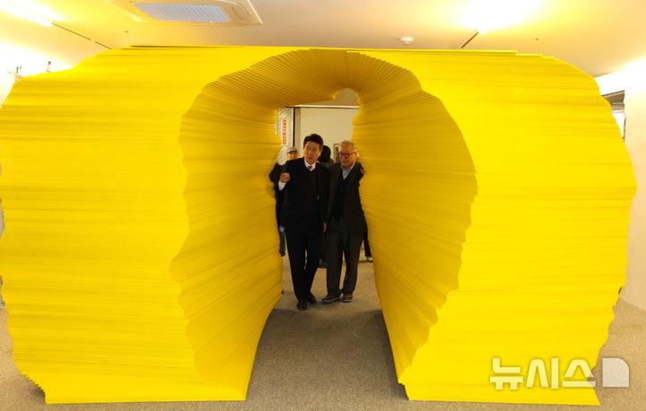 [포항=뉴시스] 송종욱 기자 = 동빈문화창고 1969에 무장애 전시 작품인 '모두의 스틸 아트, 손으로 읽는 포항' 관람 모습. (사진=포항시 제공) 2025.12.08. photo@newsis.com