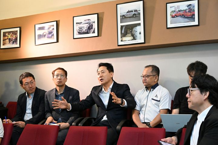 [쿠알라룸푸르 =뉴시스]8일(월) 쿠알라룸푸르 복합터널 'SMART'를 방문한 오세훈 서울시장이 터널 관계자와 운영 현황에 대해 이야기 나누고 있다. 2025.12.09. (사진=서울시 제공)  *재판매 및 DB 금지