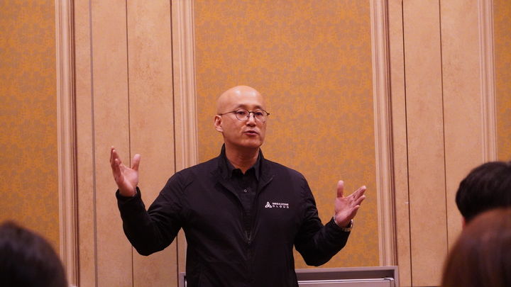 염동훈 메가존클라우드 대표가 현지시각 지난 3일 미국 라스베이거스 'AWS 리인벤트' 현장에서에서 기자간담회를 갖고 내년 미국 사업계획과 전략에 대해 소개하고 있다(사진=AWS코리아 제공) *재판매 및 DB 금지