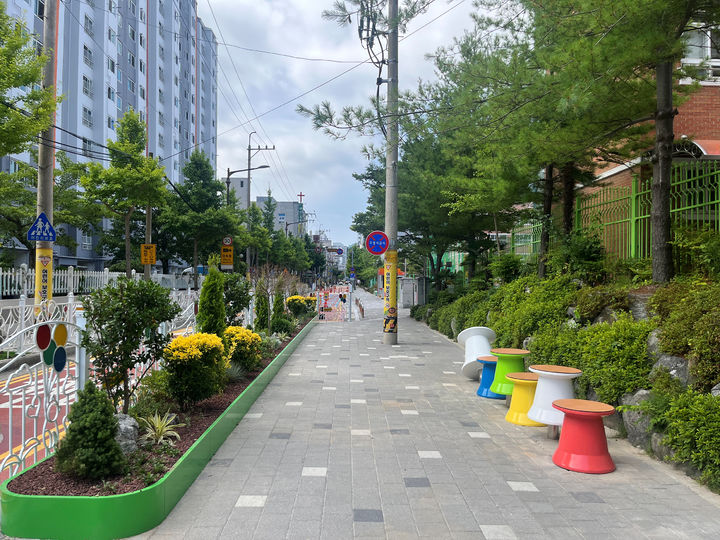 [통영=뉴시스] 신정철 기자= 통영시는 경상남도가 실시한 ‘2025년 도시숲 및 녹지공간 조성 시·군 평가’에서 자녀안심 그린숲과 가로수 조성·관리 및 경관 완성도 등 현장평가에서도 매우 우수한 평가를 받으며 최우수기관으로 선정됐다고 8일 밝혔다.사진은 통영초 통학로 중심의 자녀안심 그린숲 조성 모습.(사진=통영시 제공).2025.12.08. photo@newsis.com *재판매 및 DB 금지