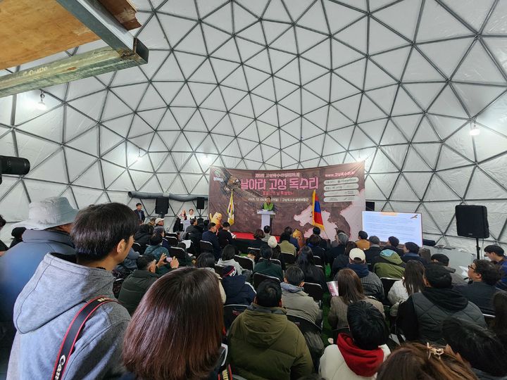 [고성(경남)=뉴시스] 신정철 기자= 경남 고성군은 고성생태관광협회 주관으로 지난 6일부터 7일까지 이틀간 고성읍 기월리 251-4번지 일원에서 ‘제6회 고성독수리 생태축제 및 몽골인의 날 행사’를 개최했다.사진은 행사’ 모습.(사진=고성군 제공).2025.12.08. photo@newsis.com *재판매 및 DB 금지