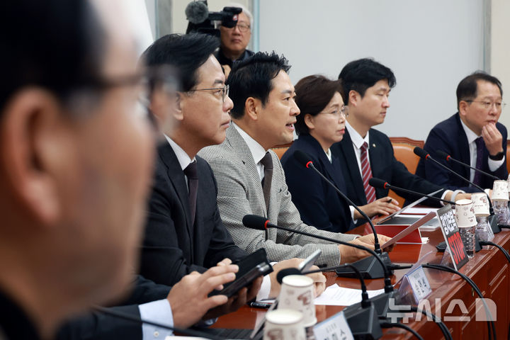 [서울=뉴시스] 고승민 기자 = 장동혁 국민의힘 대표가 8일 서울 여의도 국회에서 열린 최고위원회의에서 발언하고 있다. 2025.12.08. kkssmm99@newsis.com