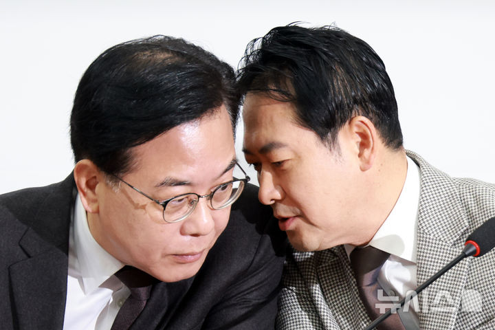 [서울=뉴시스] 고승민 기자 = 국민의힘 장동혁 대표와 송언석 원내대표가 8일 서울 여의도 국회에서 열린 최고위원회의에서 대화하고 있다. 2025.12.08. kkssmm99@newsis.com