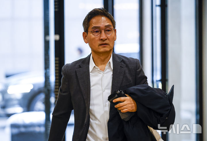 [서울=뉴시스] 정병혁 기자 = 안권섭 특별검사가 8일 서울 서초구 관봉권 띠지 폐기 의혹 및 쿠팡 퇴직금 불기소 외압 의혹 진상규명을 위한 특검 사무실로 출근하고 있다. 2025.12.08. jhope@newsis.com