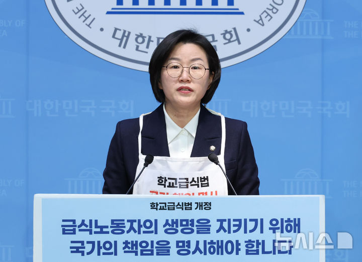 [서울=뉴시스] 김금보 기자 = 정혜경 진보당 의원이 8일 오전 서울 여의도 국회 소통관에서 '학교급식법 개정 논의 관련 국가책임 명시 촉구 기자회견'을 하고 있다. 2025.12.08. kgb@newsis.com