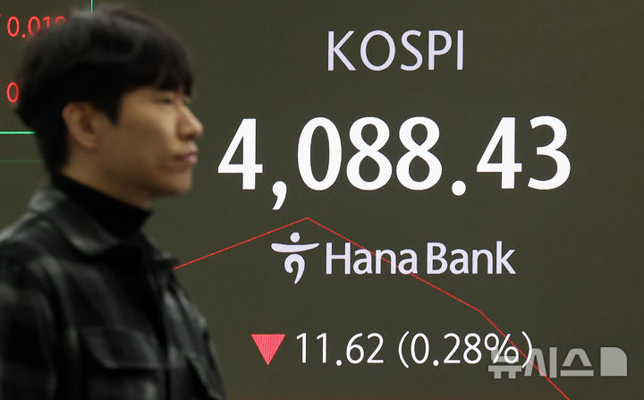 [서울=뉴시스] 김선웅 기자 = 코스피가 전 거래일(4100.05)보다 9.20포인트(0.22%) 오른 4109.25에 거래를 시작해 장 초반 4100선 아래로 떨어진 8일 오전 서울 중구 하나은행 본점 딜링룸에서 딜러가 업무를 수행하고 있다. 2025.12.08. mangusta@newsis.com
