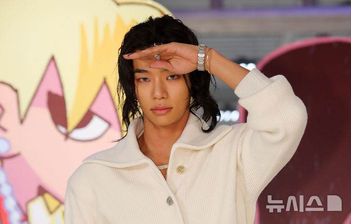 [서울=뉴시스] 김혜진 기자 = 그룹 올데이프로젝트 타잔이 8일 오전 서울 성동구 EQL에서 열린 첫 EP '올데이 프로젝트' 발매 기념 포토행사에서 포즈를 취하고 있다. 2025.12.08. jini@newsis.com