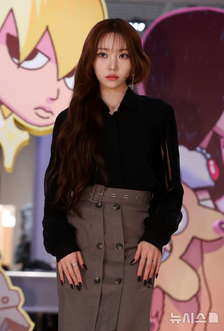 [서울=뉴시스] 김혜진 기자 = 그룹 올데이프로젝트 영서가 8일 오전 서울 성동구 EQL에서 열린 첫 EP '올데이 프로젝트' 발매 기념 포토행사에서 포즈를 취하고 있다. 2025.12.08. jini@newsis.com