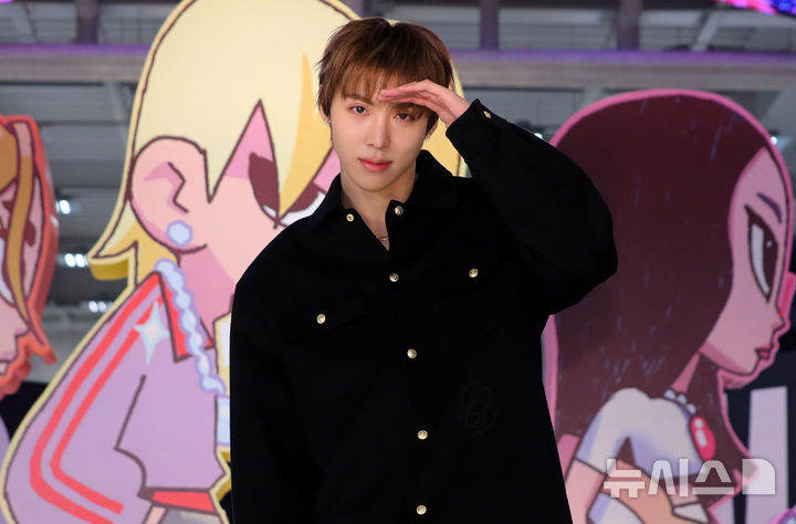 [서울=뉴시스] 김혜진 기자 = 그룹 올데이프로젝트 우찬이 8일 오전 서울 성동구 EQL에서 열린 첫 EP '올데이 프로젝트' 발매 기념 포토행사에서 포즈를 취하고 있다. 2025.12.08. jini@newsis.com