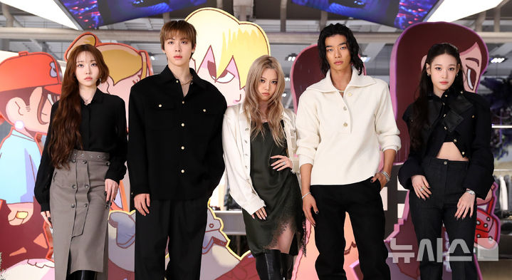 [서울=뉴시스] 김혜진 기자 = 그룹 올데이프로젝트(왼쪽부터 영서, 우찬, 베일리, 타잔, 애니)가 8일 오전 서울 성동구 EQL에서 열린 첫 EP '올데이 프로젝트' 발매 기념 포토행사에서 포즈를 취하고 있다. 2025.12.08. jini@newsis.com