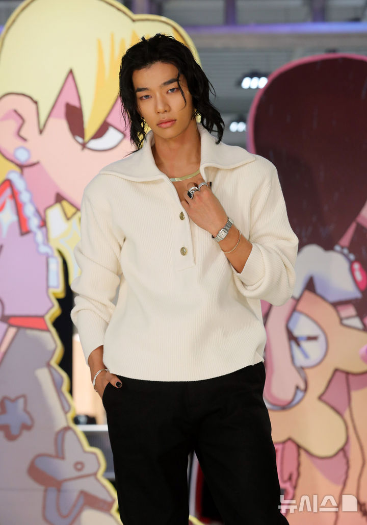 [서울=뉴시스] 김혜진 기자 = 그룹 올데이프로젝트 타잔이 8일 오전 서울 성동구 EQL에서 열린 첫 EP '올데이 프로젝트' 발매 기념 포토행사에서 포즈를 취하고 있다. 2025.12.08. jini@newsis.com