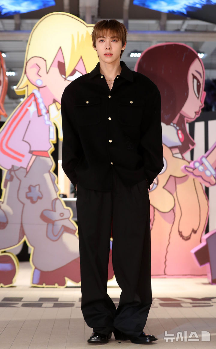 [서울=뉴시스] 김혜진 기자 = 그룹 올데이프로젝트 우찬이 8일 오전 서울 성동구 EQL에서 열린 첫 EP '올데이 프로젝트' 발매 기념 포토행사에서 포즈를 취하고 있다. 2025.12.08. jini@newsis.com