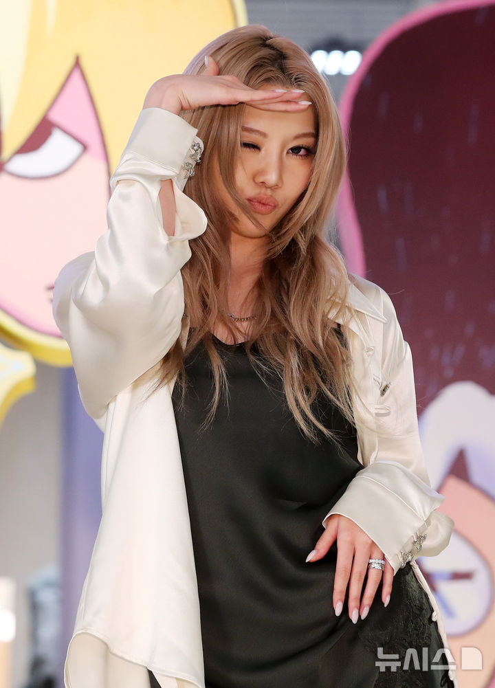 [서울=뉴시스] 김혜진 기자 = 그룹 올데이프로젝트 베일리가 8일 오전 서울 성동구 EQL에서 열린 첫 EP '올데이 프로젝트' 발매 기념 포토행사에서 포즈를 취하고 있다. 2025.12.08. jini@newsis.com