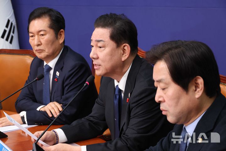 [서울=뉴시스] 조성봉 기자 = 김병기 더불어민주당 원내대표가 8일 오전 서울 여의도 국회에서 열린 최고위원회의에서 발언을 하고 있다. 2025.12.08. suncho21@newsis.com