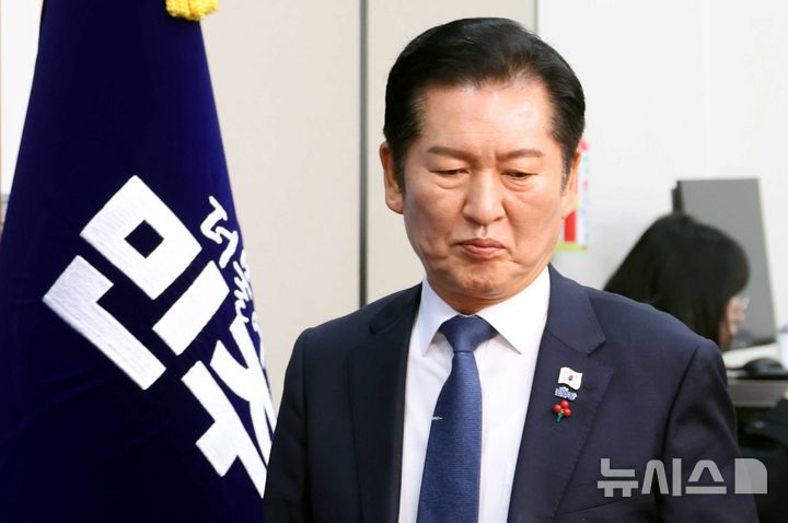 [서울=뉴시스] 조성봉 기자 = 정청래 더불어민주당 대표가 8일 오전 서울 여의도 국회에서 열린 최고위원회의에 참석하고 있다. 2025.12.08. suncho21@newsis.com