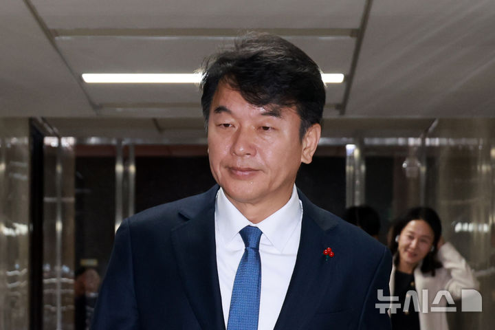 [서울=뉴시스] 고승민 기자 = 문진석 더불어민주당 원내운영수석부대표가 8일 서울 여의도 국회에서 열린 의원총회에 참석하고 있다. 2025.12.08. kkssmm99@newsis.com