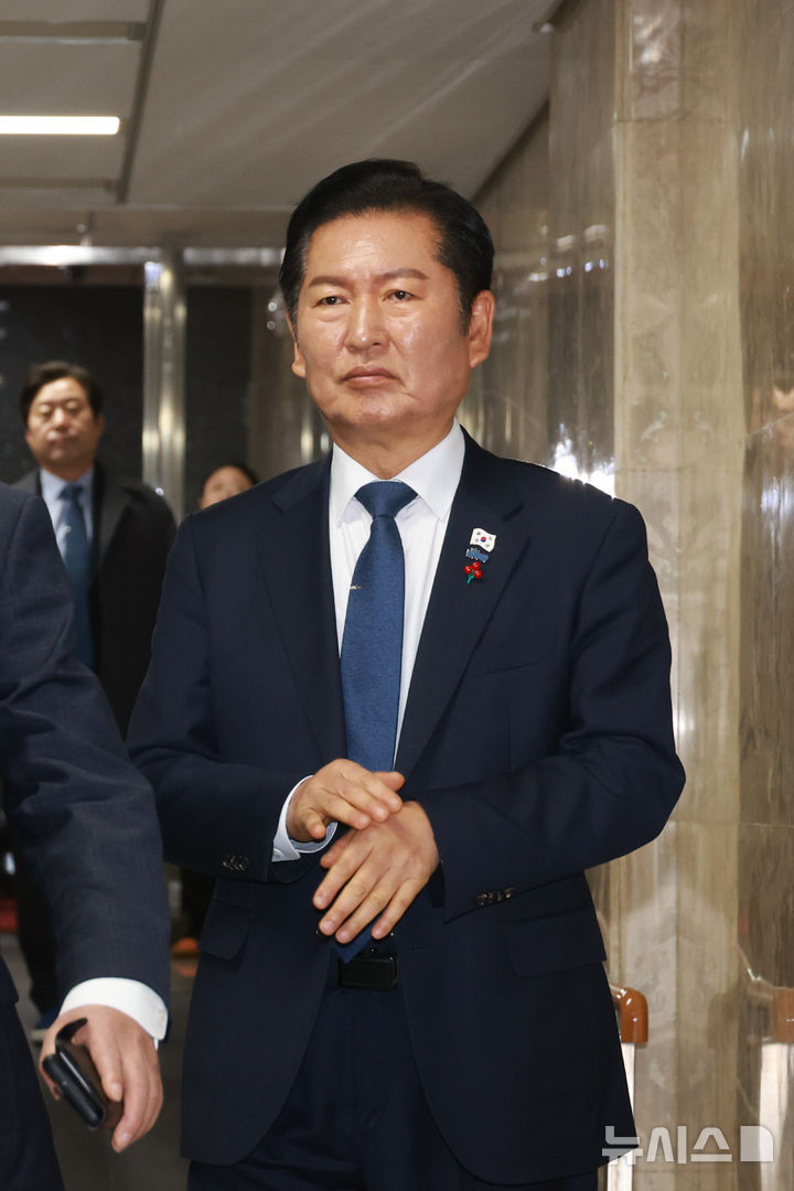 [서울=뉴시스] 고승민 기자 = 정청래 더불어민주당 대표가 8일 서울 여의도 국회에서 열린 의원총회에 참석하고 있다. 2025.12.08. kkssmm99@newsis.com