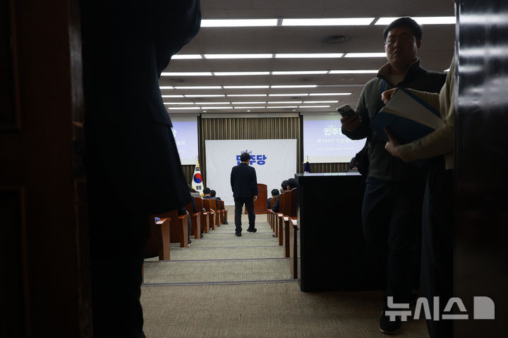 [서울=뉴시스] 고승민 기자 = 더불어민주당 의원들이 8일 서울 여의도 국회에서 열린 의원총회에 참석하고 있다. 2025.12.08. kkssmm99@newsis.com