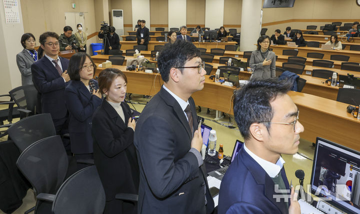 [고양=뉴시스] 김근수 기자 =  8일 오전 경기 고양시 일산 사법연수원에서 열린 전국법관대표회의에서 참석자들이 국민의례를 하고 있다. (공동취재) 2025.12.08. photo@newsis.com