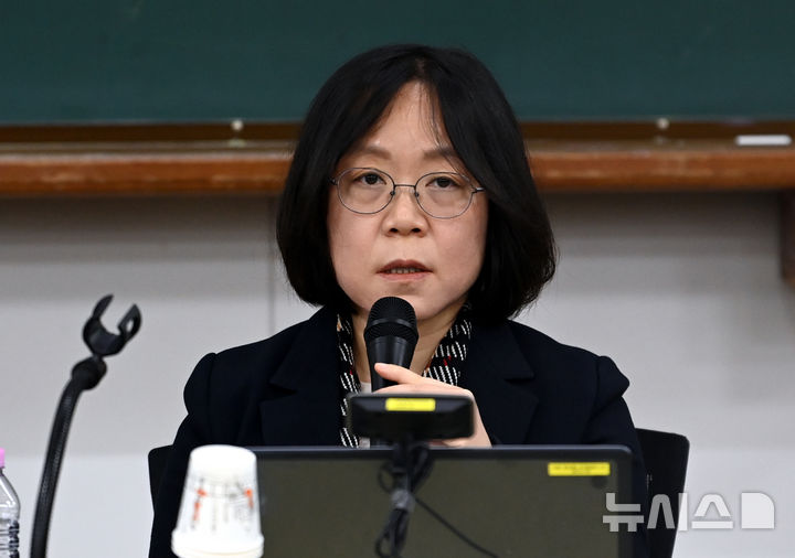 [고양=뉴시스] 김근수 기자 = 김예영 전 전국법관대표회의 의장(서울남부지법 부장판사)가 법원행정처를 배제하고 전국 법관 대표들이 주도하는 사법행정구조 개선 논의를 진행해야 한다는 의견을 제기했다. 사진은 김 부장판사가 지난해 12월 8일 경기 고양시 일산 사법연수원에서 열린 전국법관대표회의에서 개회선언을 하는 모습. (공동취재) 2026.04.07. photo@newsis.com