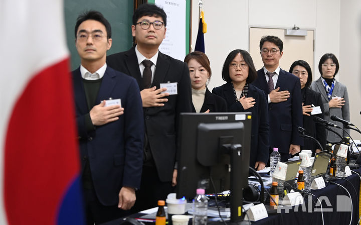 [고양=뉴시스] 김근수 기자 =  김예영 전국법관대표회의 의장을 비롯한 참석자들이 8일 오전 경기 고양시 일산 사법연수원에서 열린 전국법관대표회의 시작 전 국민의례를 하고 있다. (공동취재) 2025.12.08. photo@newsis.com